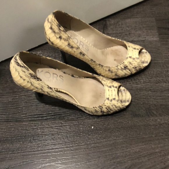 Kors by Michael Kors snakeskin 👠 - Picture 2 of 4